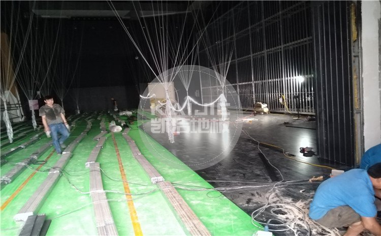 四川省樂山市沙灣區銅河廣場劇院舞臺木地板案例—凱潔體育木地板廠家